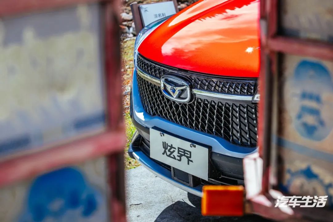 到四姑娘山的路封了，我们驱车绕道康定｜凯翼炫界红叶之旅