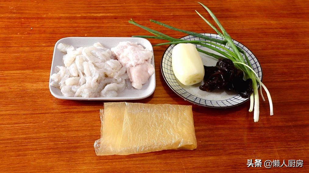 豆腐皮别只会烧汤，配上虾仁和莲藕，做成这道小吃，口感很丰富