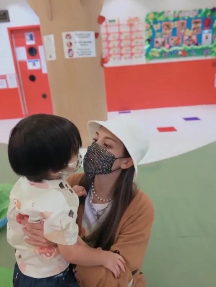 陈凯琳陪大儿子游乐园玩耍，rafa活泼可爱颜值高，母子俩超欢乐
