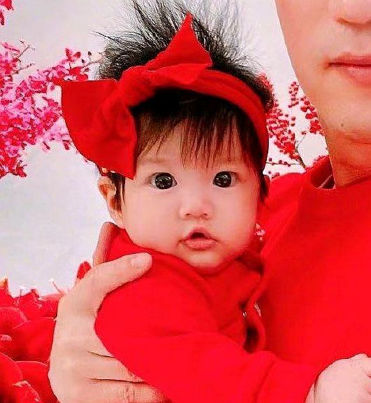 安以軒首曬女兒正面照，“娃寶”眼睛超大，果然長得比媽媽漂亮