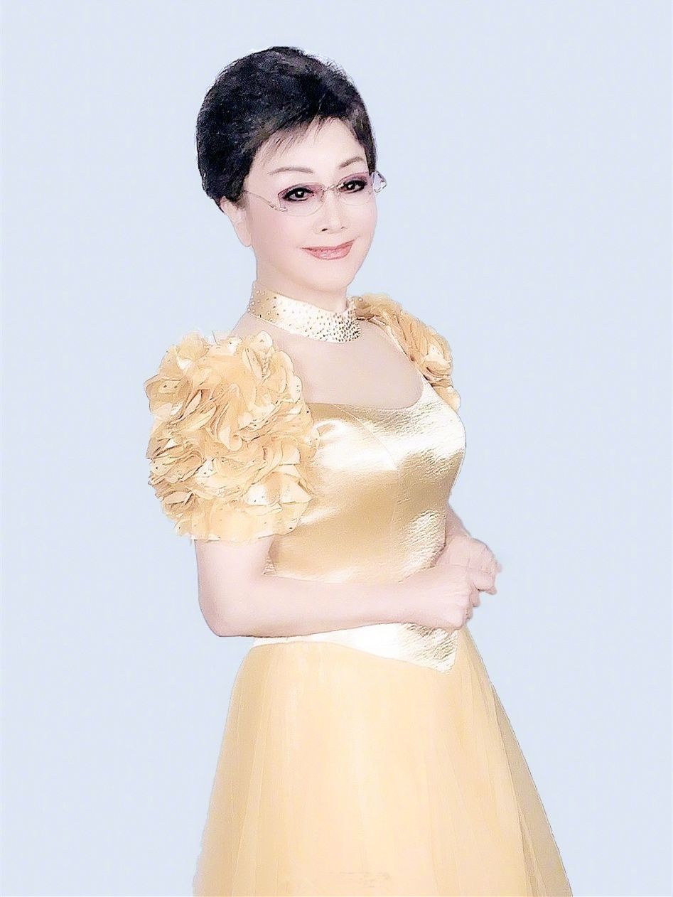 李谷一与朱龙广罕同框！穿紧身裙无一丝赘肉，