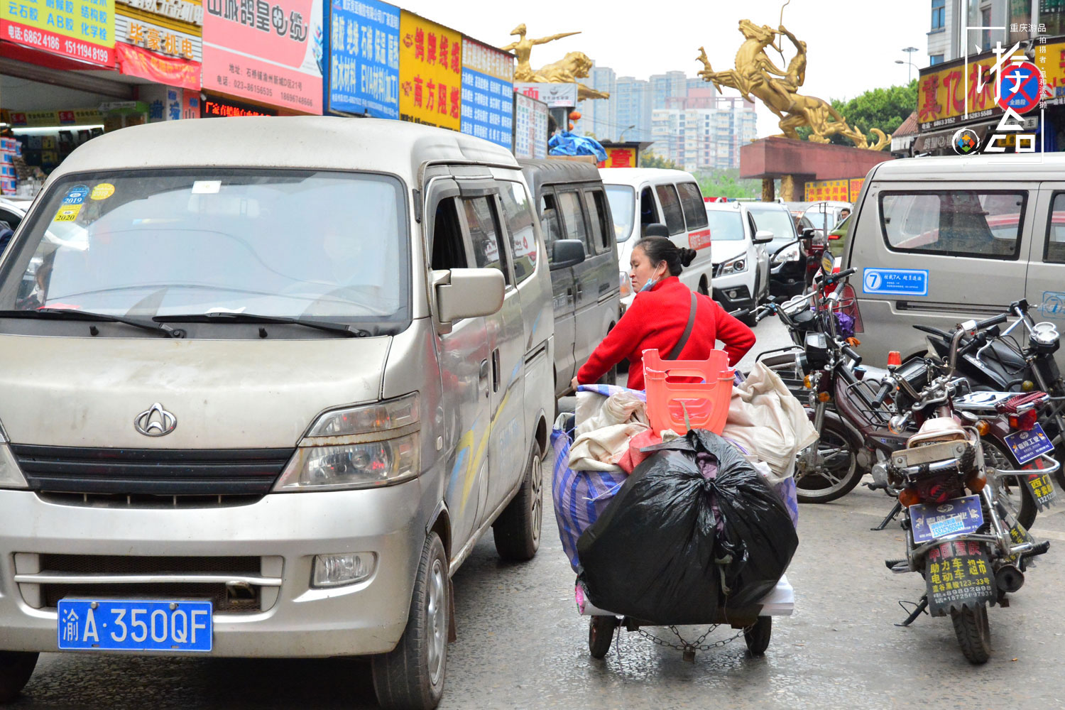 重庆堵车的缩影：混乱的渝州交易城，一个行人走路都堵的地方