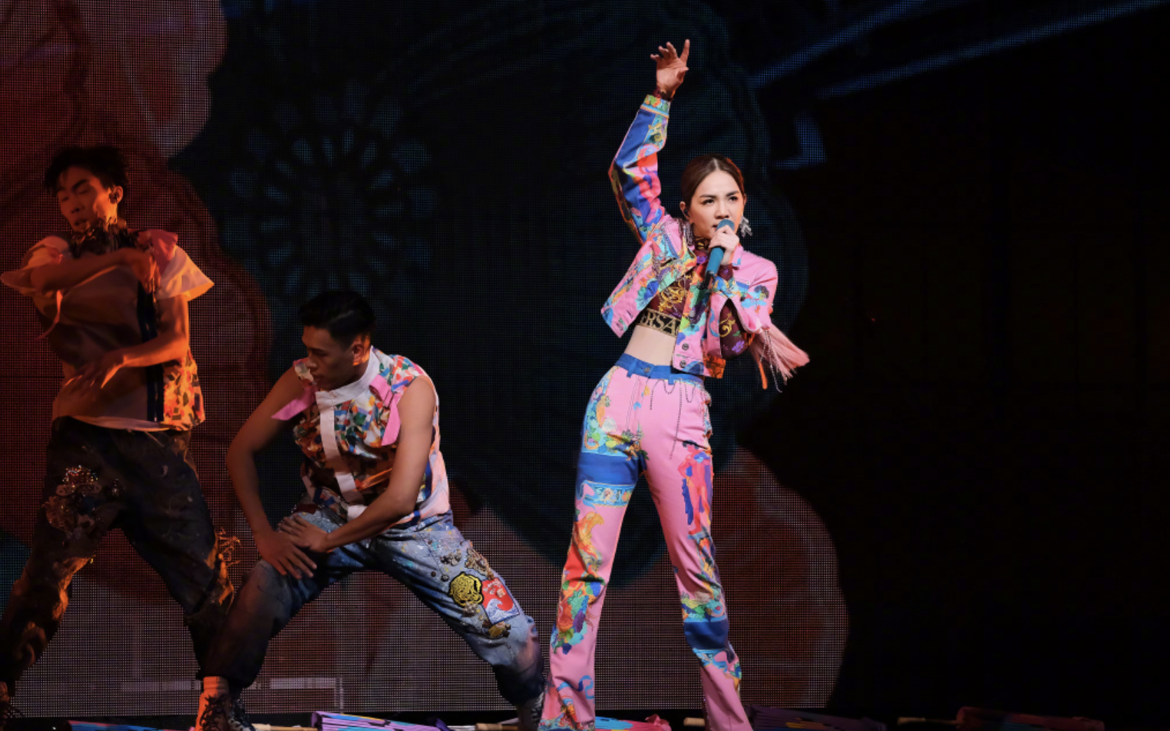 Ella曝光生產過程後，和老公陪兒子參加親子旅遊，直呼很治愈