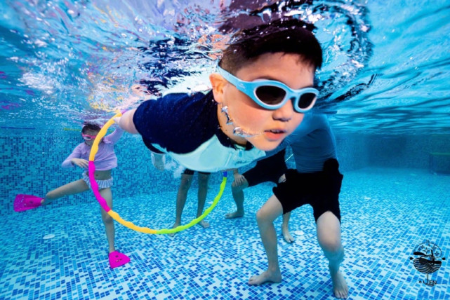 胡可曬兩兒子近照，兄弟倆皮膚對比鮮明，安吉身材向爸爸沙溢看齊