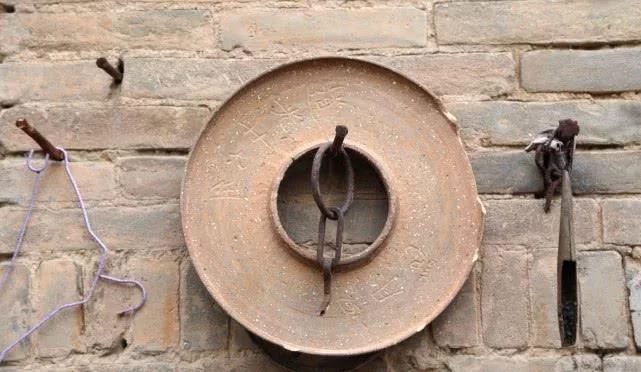 5旬农民大哥家有传家宝，挂在墙上风吹雨淋3万也