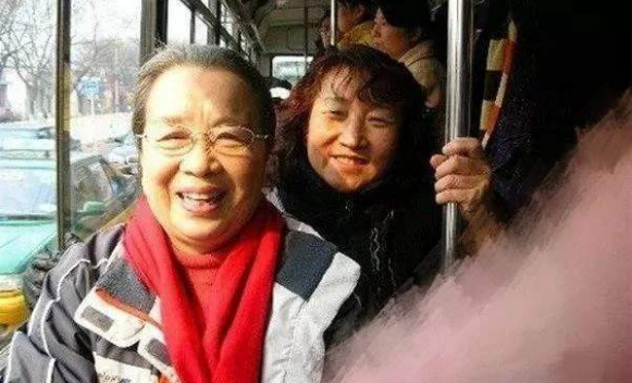 “容嬷嬷”自称年轻时很漂亮，看到照片后，网