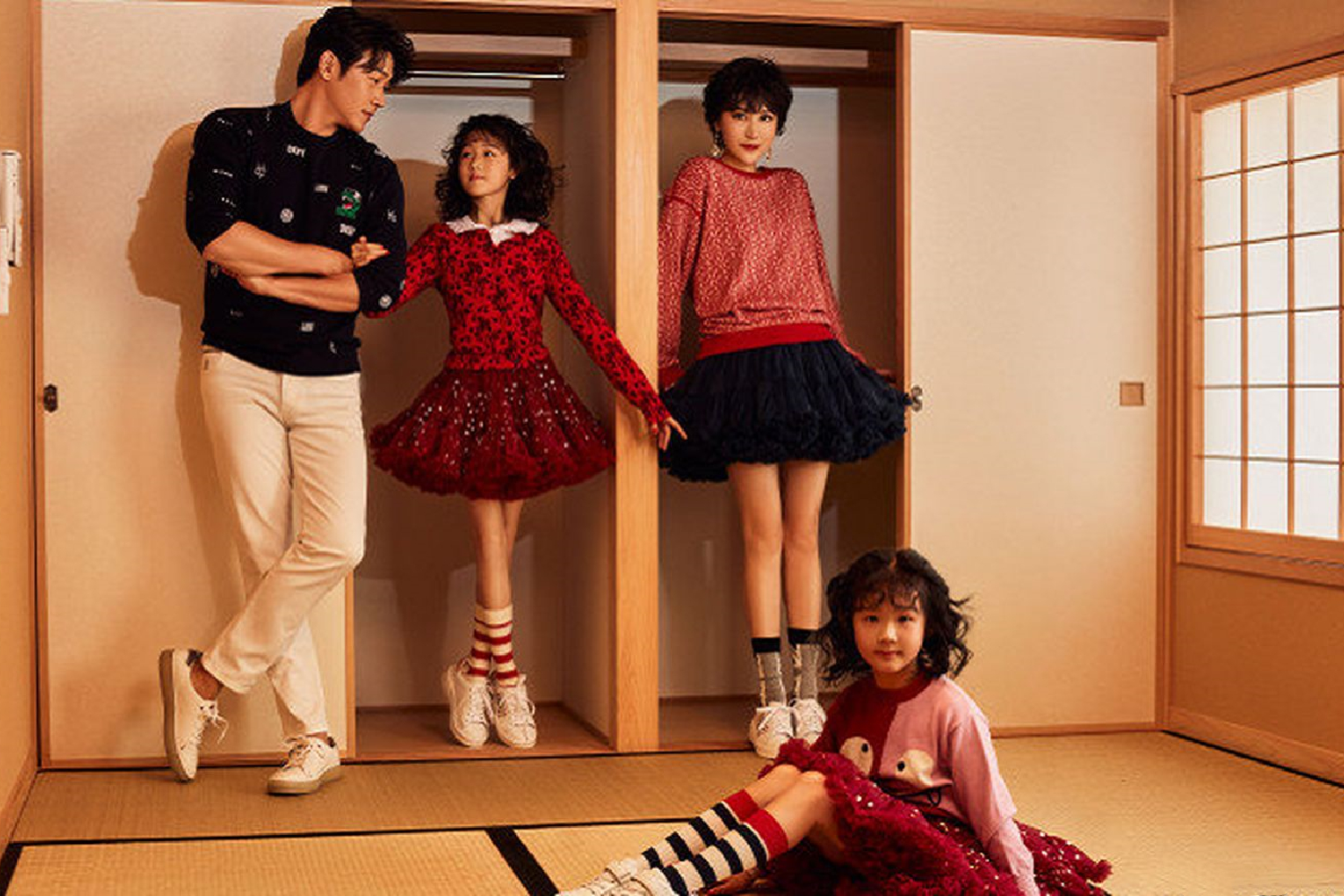 賈靜雯一家眼睛大，陸毅一家腿長，沙溢一家最接地氣，深受喜愛