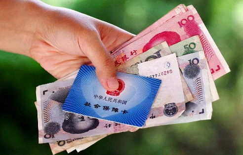 养老金按“最低档”交满15年，退休后能拿多少，够日常开销吗？