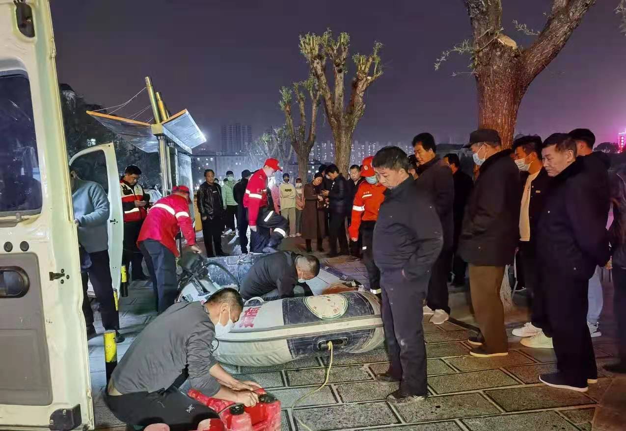 20岁小伙跳湖溺亡，手机留下遗书令人心痛，父亲