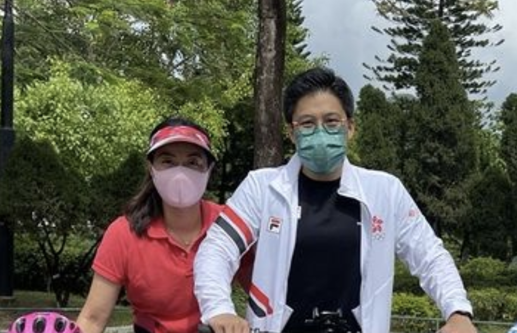 42岁霍启刚晒全家福庆生，携妻儿骑单车并表白：有你们便足够