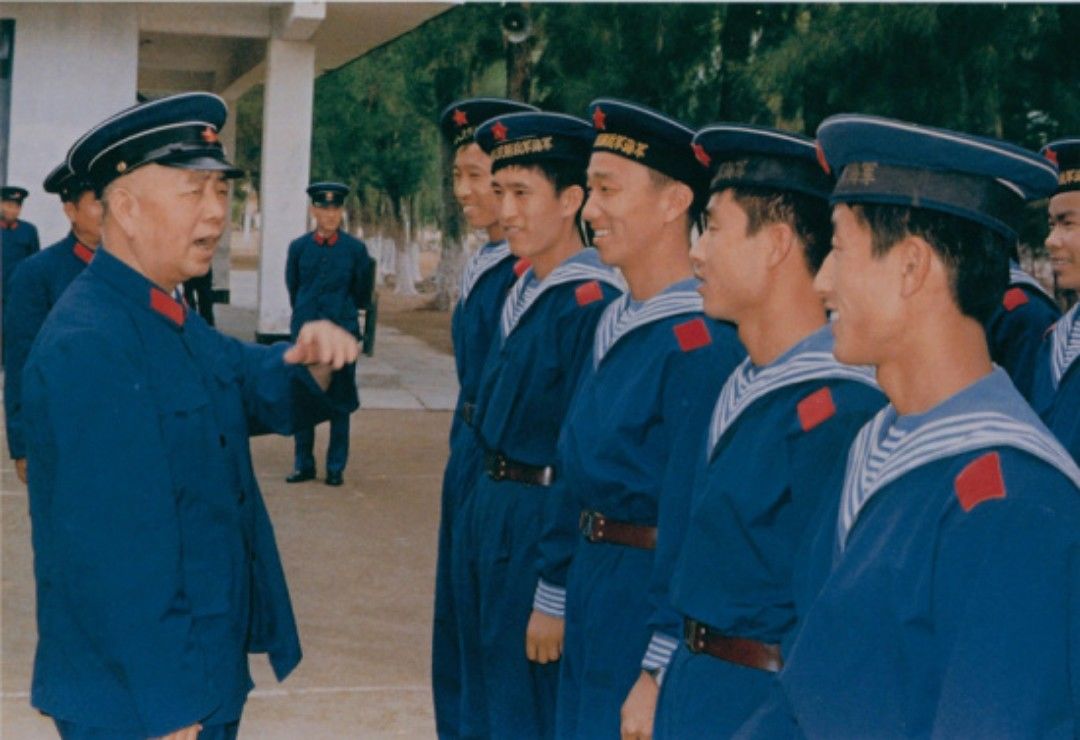 “中国航母之父”刘华清，登上美国航母考察时