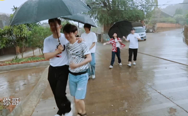 黄晓明《向往》撑伞引争议，看过正片才知道的