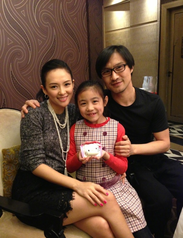 汪峰大女儿近照，15岁的小苹果初显女神范，长发披肩红唇惊艳