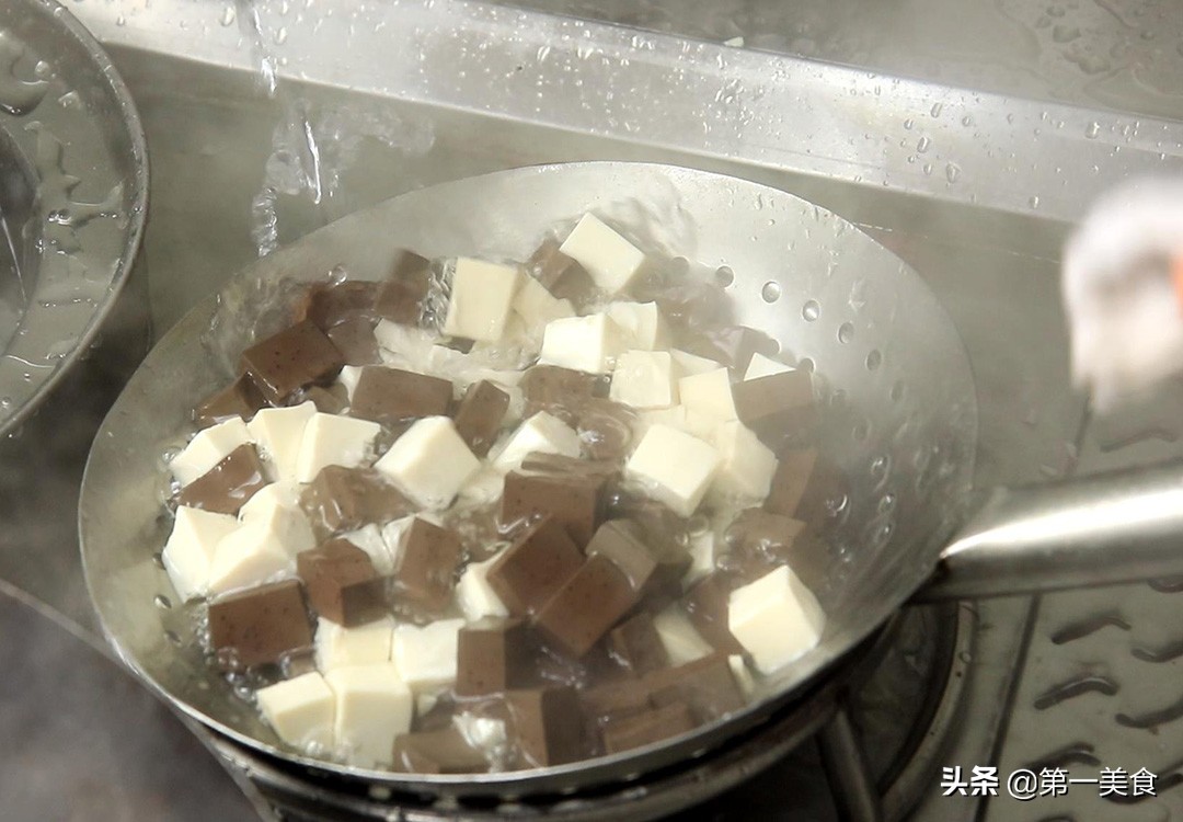 图片[8]-爱吃豆腐的要收藏了 大厨教你在家做鸭血豆腐汤 口感鲜嫩又清汤-起舞食谱网
