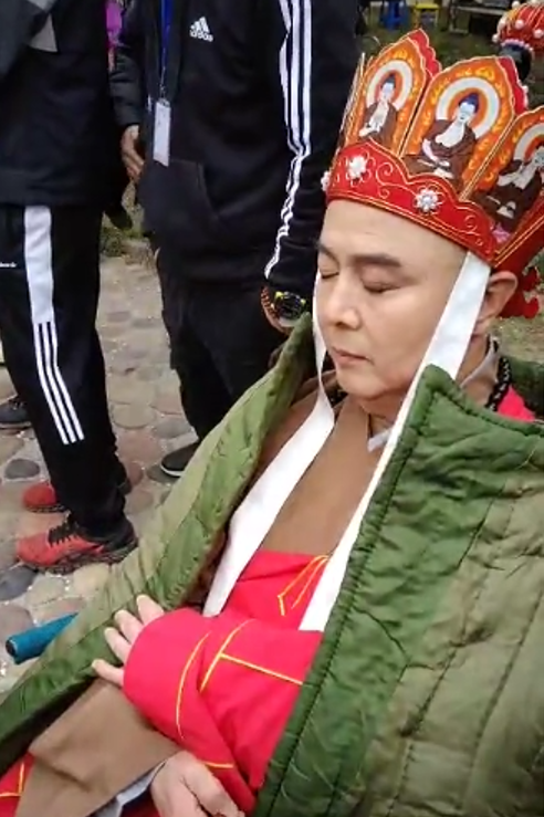 62岁徐少华露面，给人签名被嘲披一身床单，网友