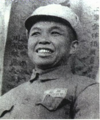 建国后，警卫员向乞讨的老妇人问路，竟发现她是开国中将的母亲