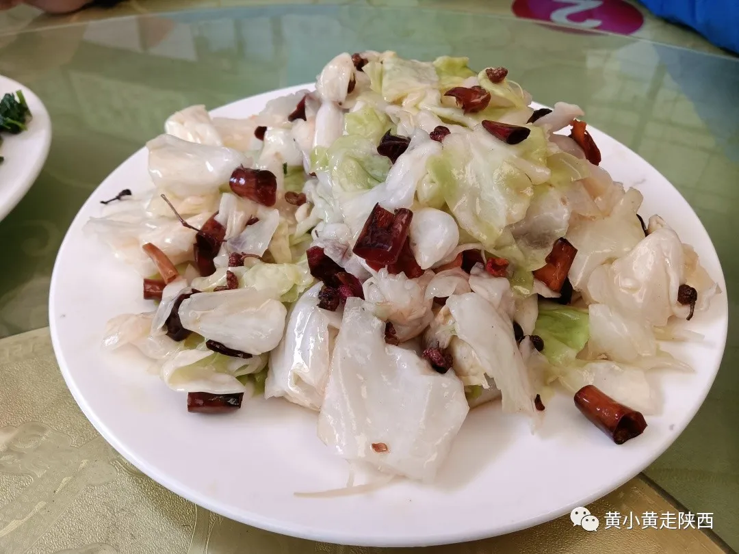 陜西這個(gè)大牌度假區(qū)很不錯(cuò),！美食很多消費(fèi)低，最低30元就能住一晚