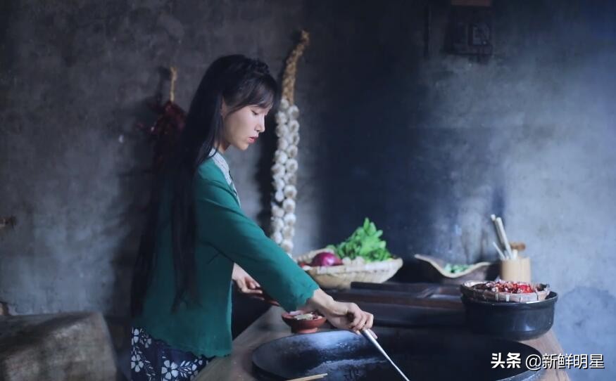 李子柒年薪1.7亿，她选另一半得会挖地！网友：竞争对手太多了