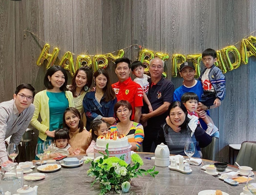 林志颖带娃参加侄子生日派对，双子星调皮可爱，林妈妈和蔼出镜