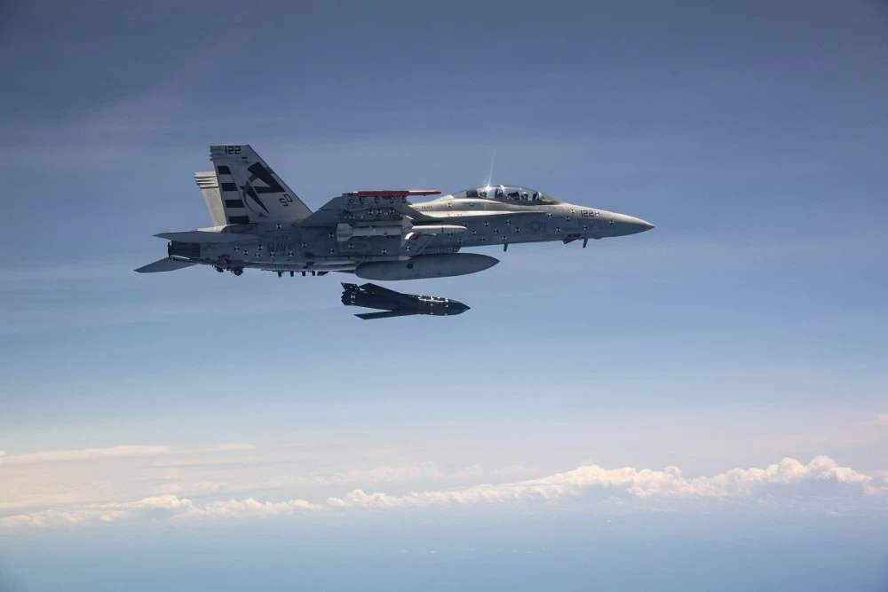 美国再购世界最强反舰导弹，一枚可致辽宁舰瘫