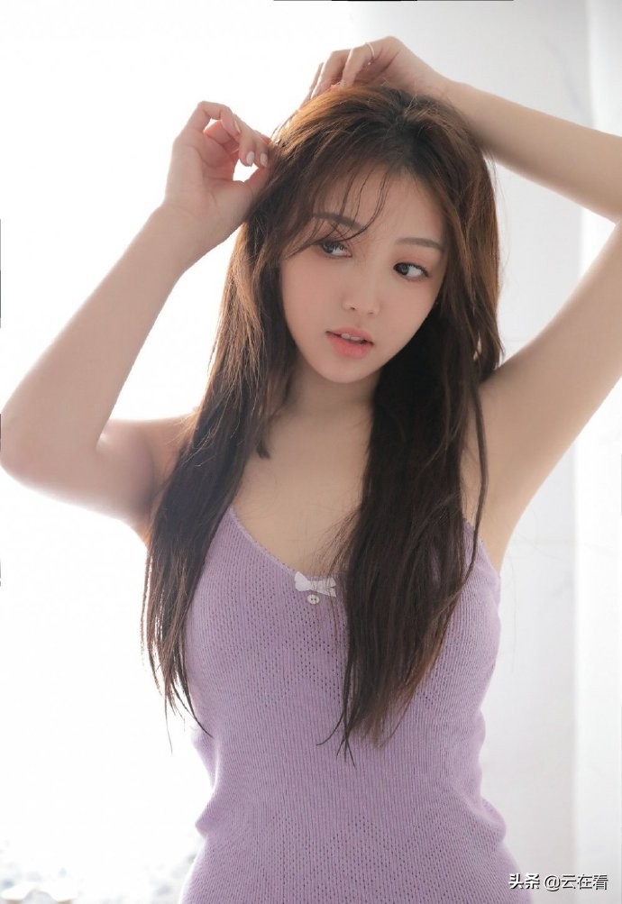 可爱美女穿紫色裙迷人美照欣赏，真好看图片