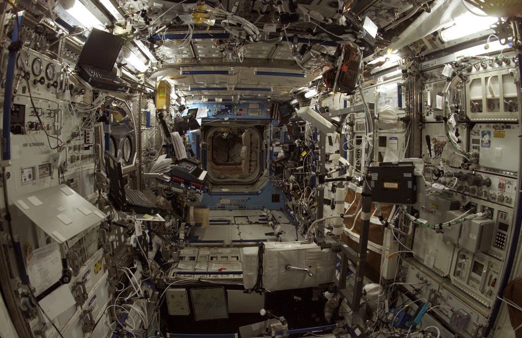 杨利伟在太空中听到"敲门声",这神秘诡异的声音,究竟是什么?