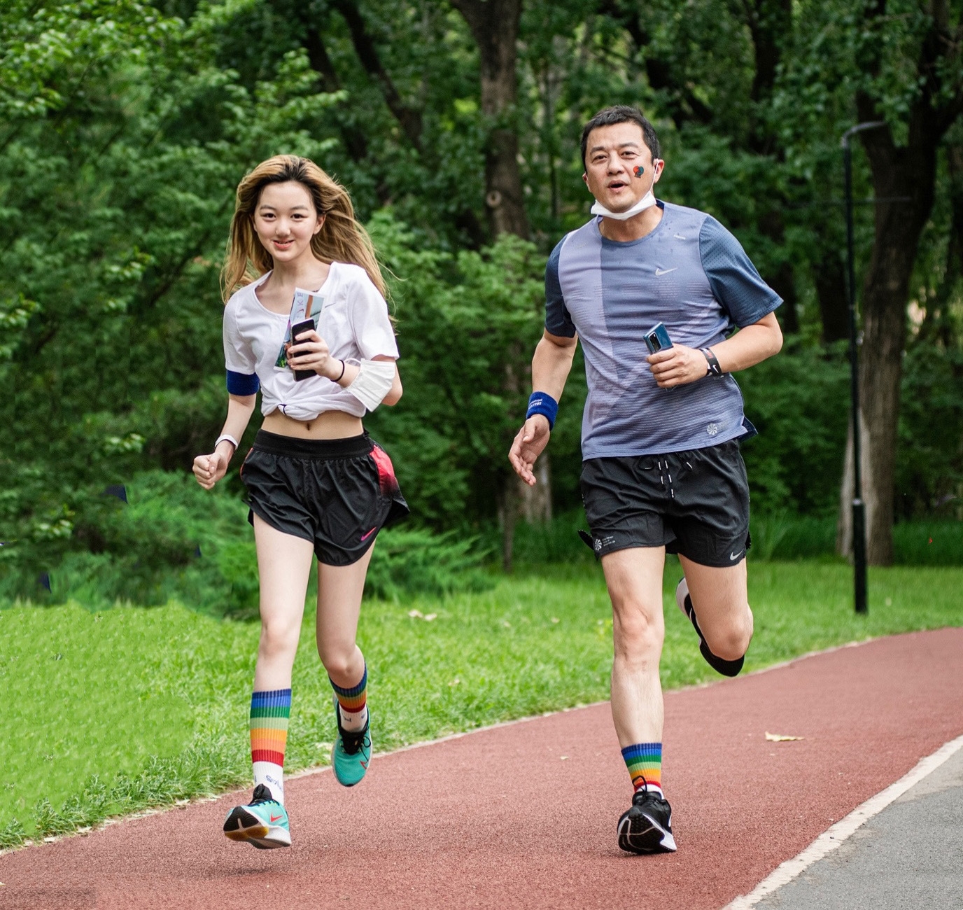 李嫣踩点晒父女相拥照为父庆生，李亚鹏幸福感慨：养女当如李宝嫣
