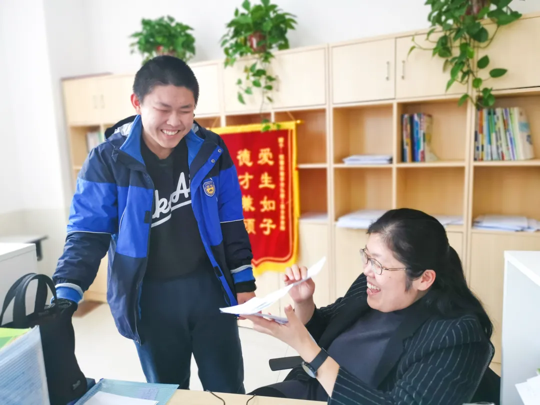 精心浇灌 情暖校园——潍坊恒德实验学校教师的“行动”与“爱”