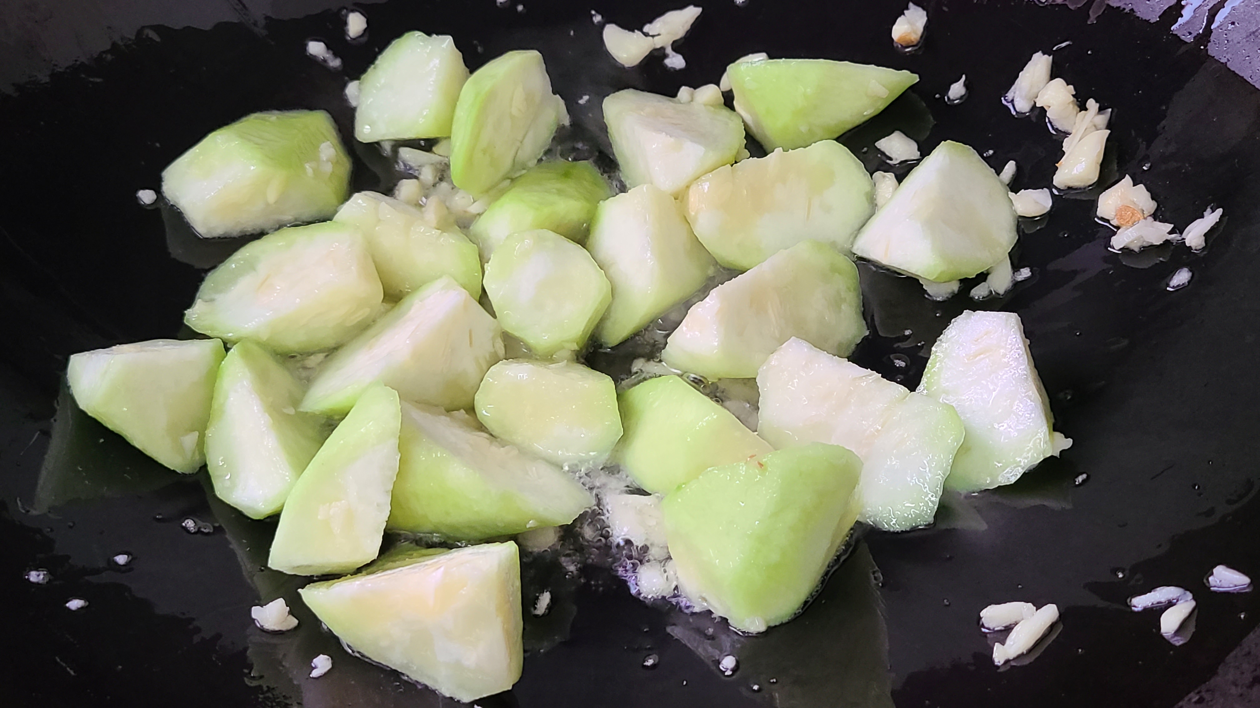 丝瓜豆腐的做法，天热我家经常吃的一道家常菜，简单美味