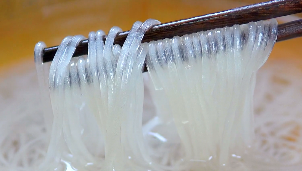 粉條一炒就成團，別只會焯水，教你簡單這樣做，根根分明，特下飯