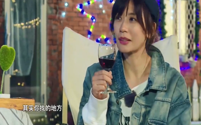 賈靜雯為修傑楷慶生，自曝暫時不能喝酒被猜懷四胎，近照腹部微凸