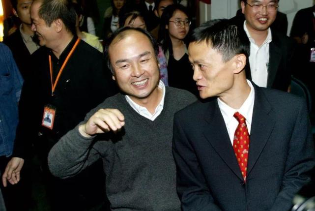 左手搭着马云，右手搭着马化腾，这个大胡子，