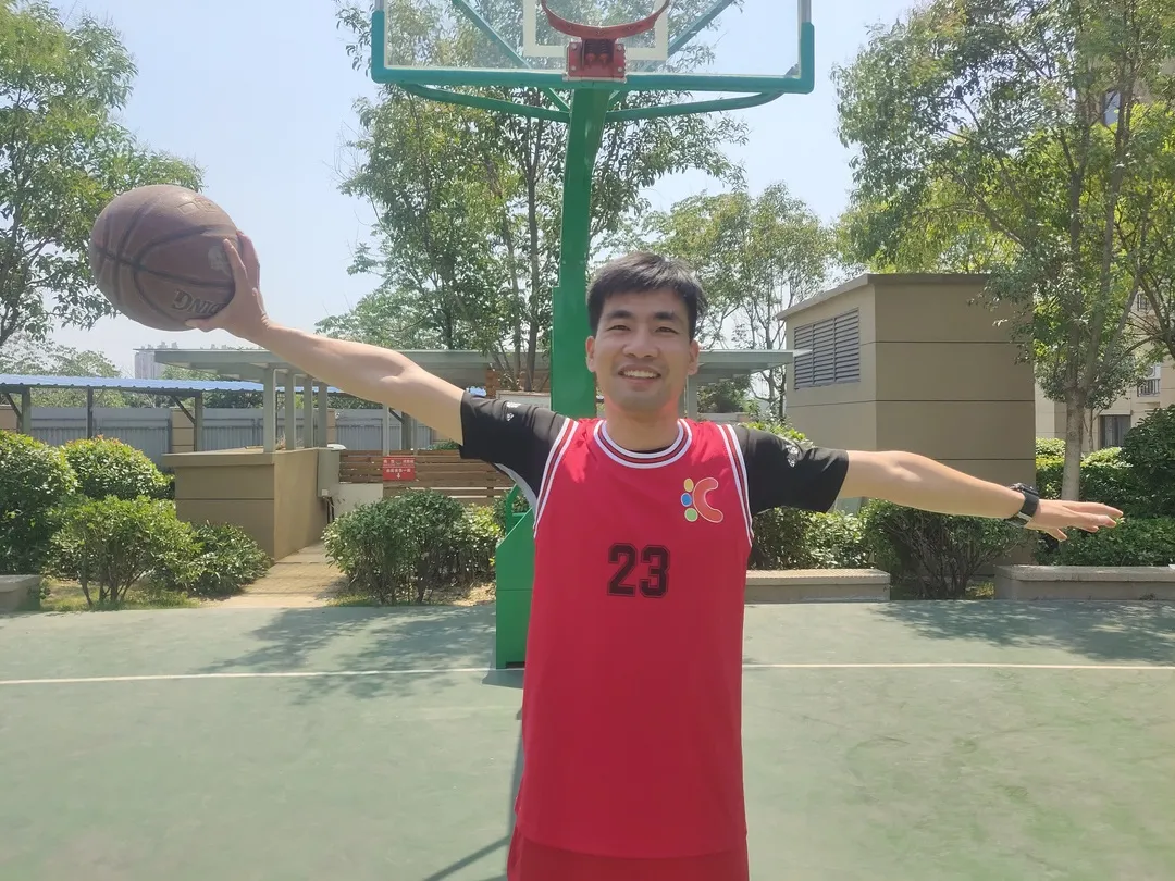 五龙新城汇爱幼稚园丨日落归山海，篮球陪少年