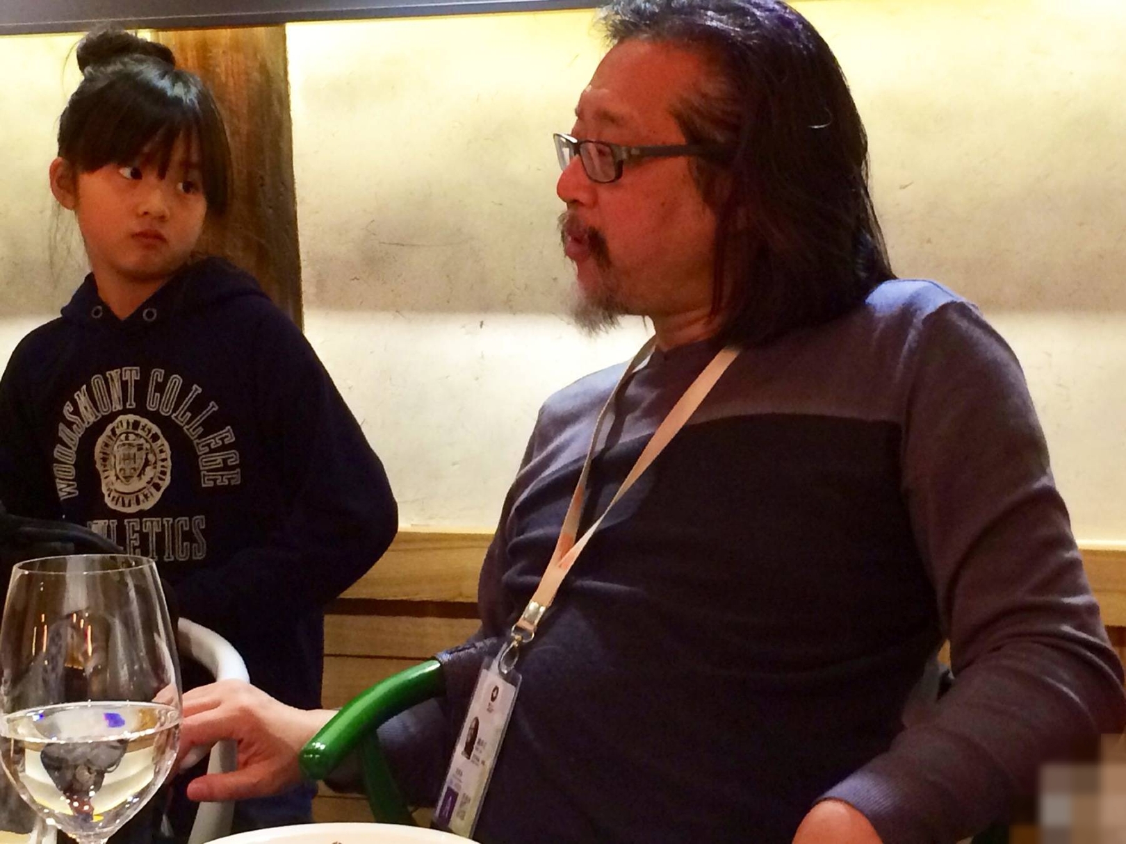 多多与话剧演员们合影，身高直逼何炅气质出众，高清舞台照再曝光