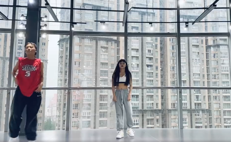 安崎和周扬青合照流出，大家都在关注颜值，我却注意到发型