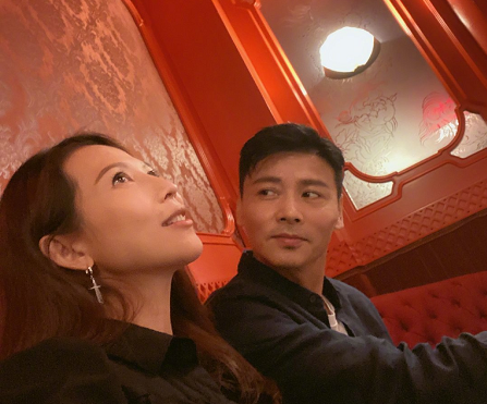 蔡少芬帶兒子逛街喝咖啡，1歲魚蛋和媽媽搶鏡頭，娘娘仨娃太幸福