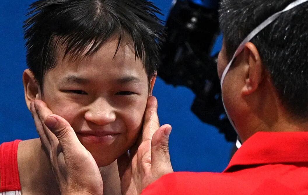 全红婵哭了！奥运会前跳砸，记者问周继红是否换掉她：最后服气了