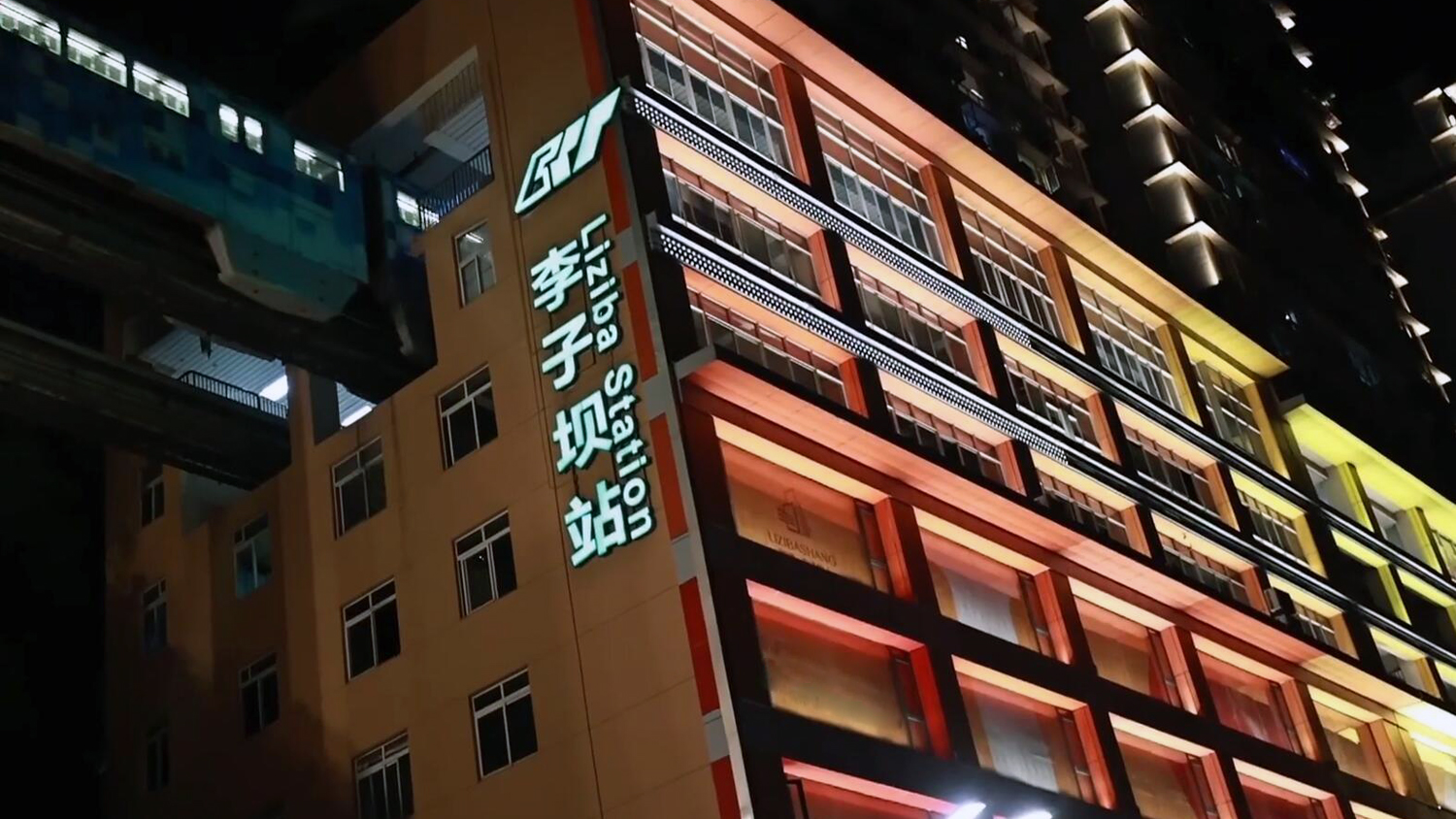 重庆独此一家，把轨道车站打造成旅游景点，来看李子坝的发家史