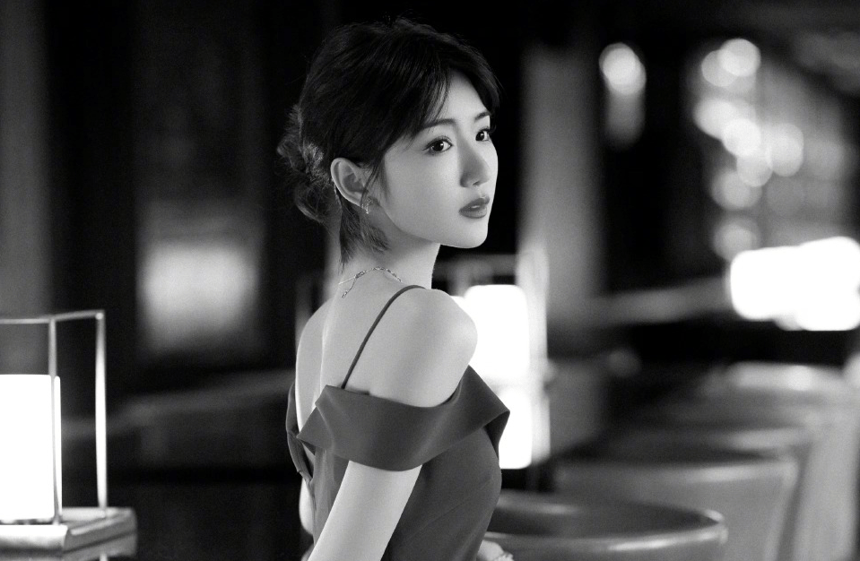 毛晓彤躲角落抽烟被拍，粉丝纷纷维护，杨颖抽