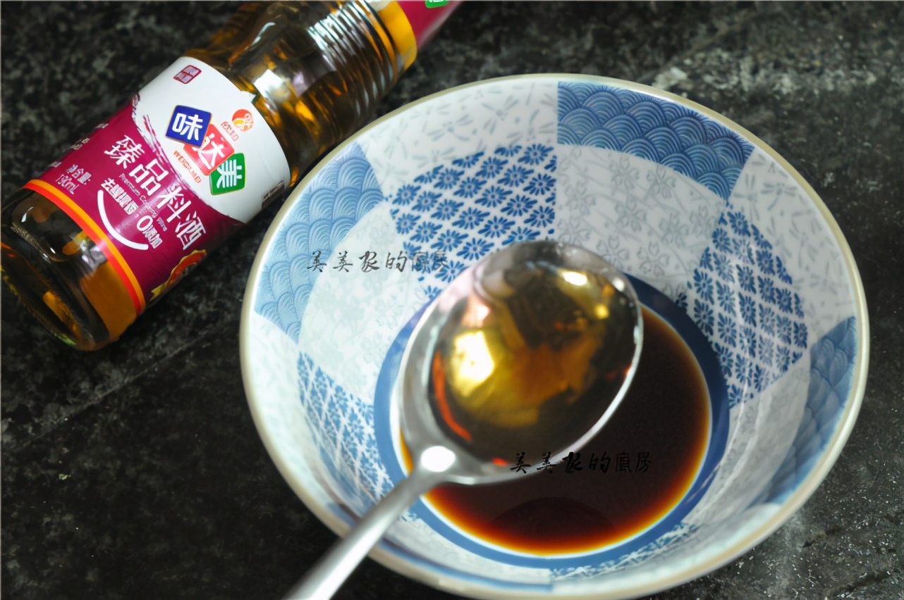 把整條魚扔進電飯鍋裡，不加油不放水，一周吃6次，餐餐都光盤