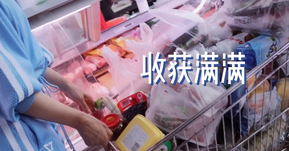 钟丽缇逛超市太豪迈！商品堆满整个购物车，穿超短裤露修长美腿