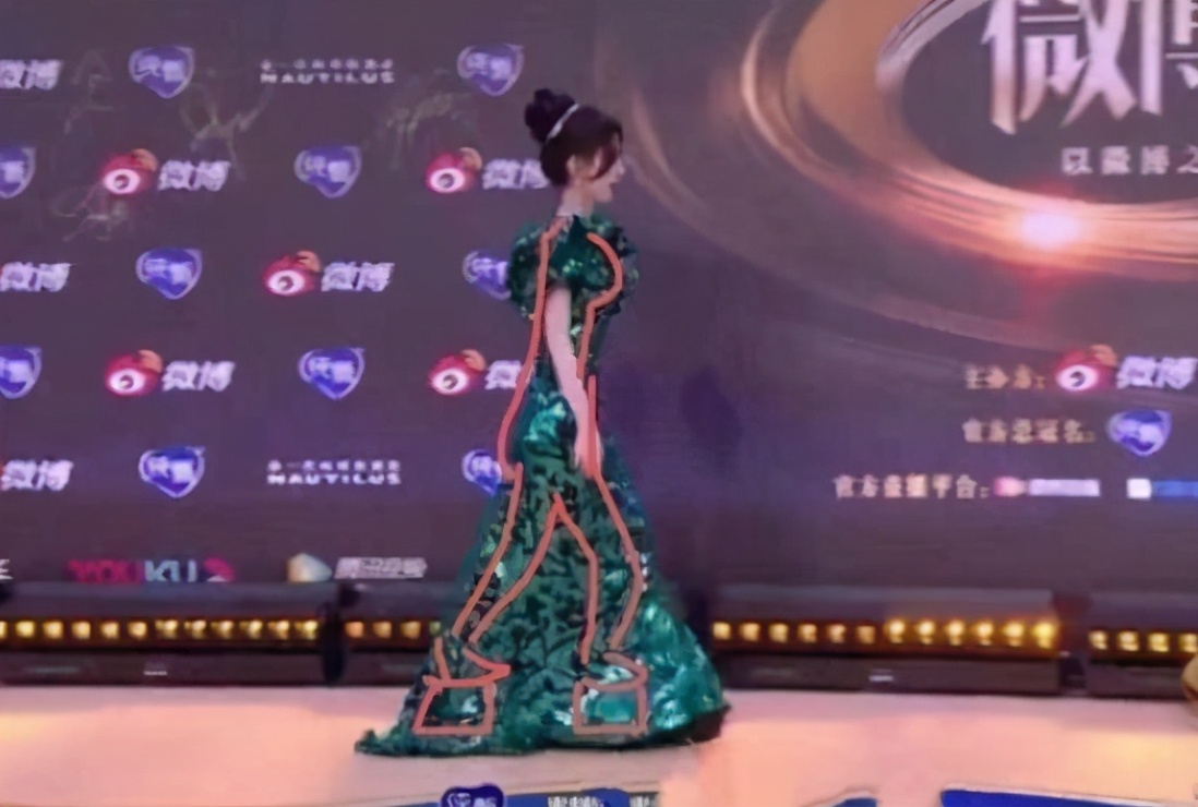 明星为美“丑态”百出，鞠婧祎成“小丑”，张萌把自己整进医院