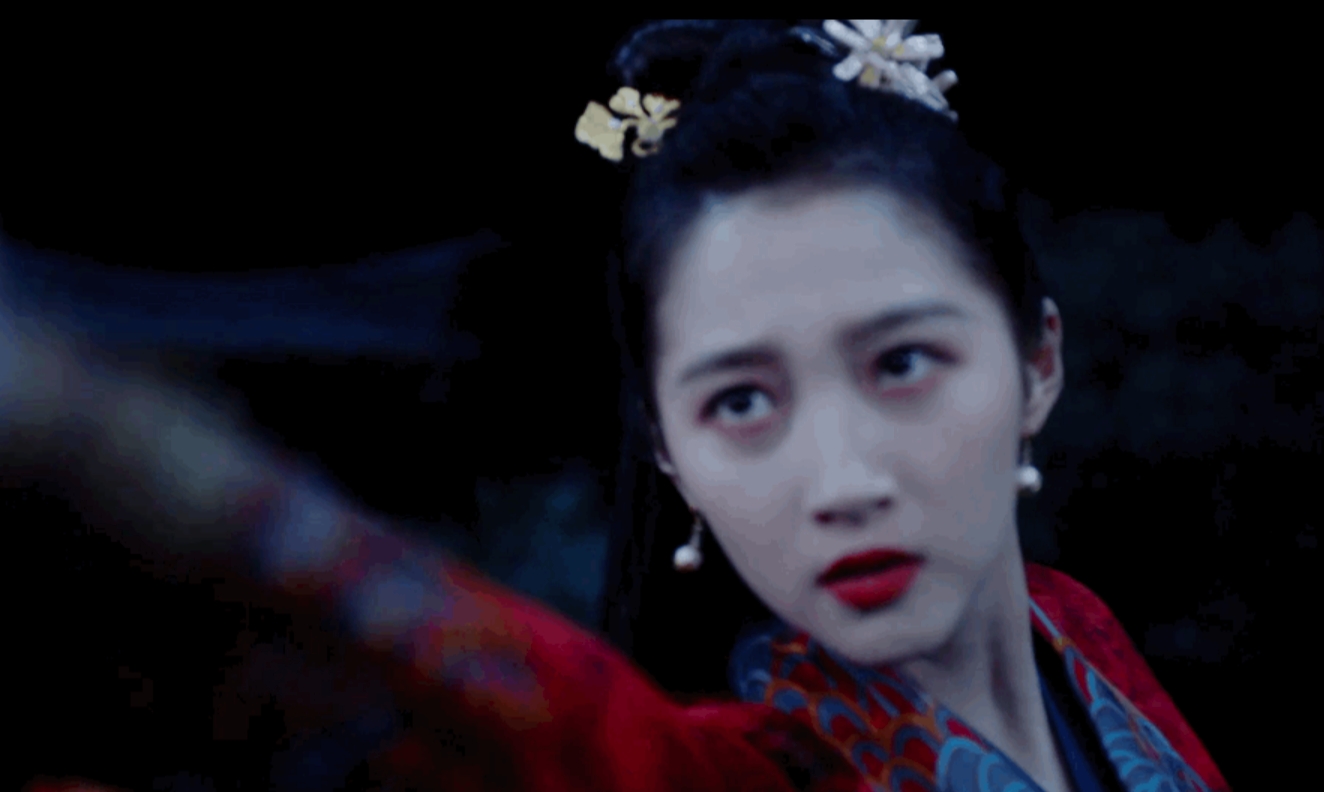 关晓彤打戏用替身惹争议，敷衍甩鞭子被硬夸，赵丽颖也曾用跑替？