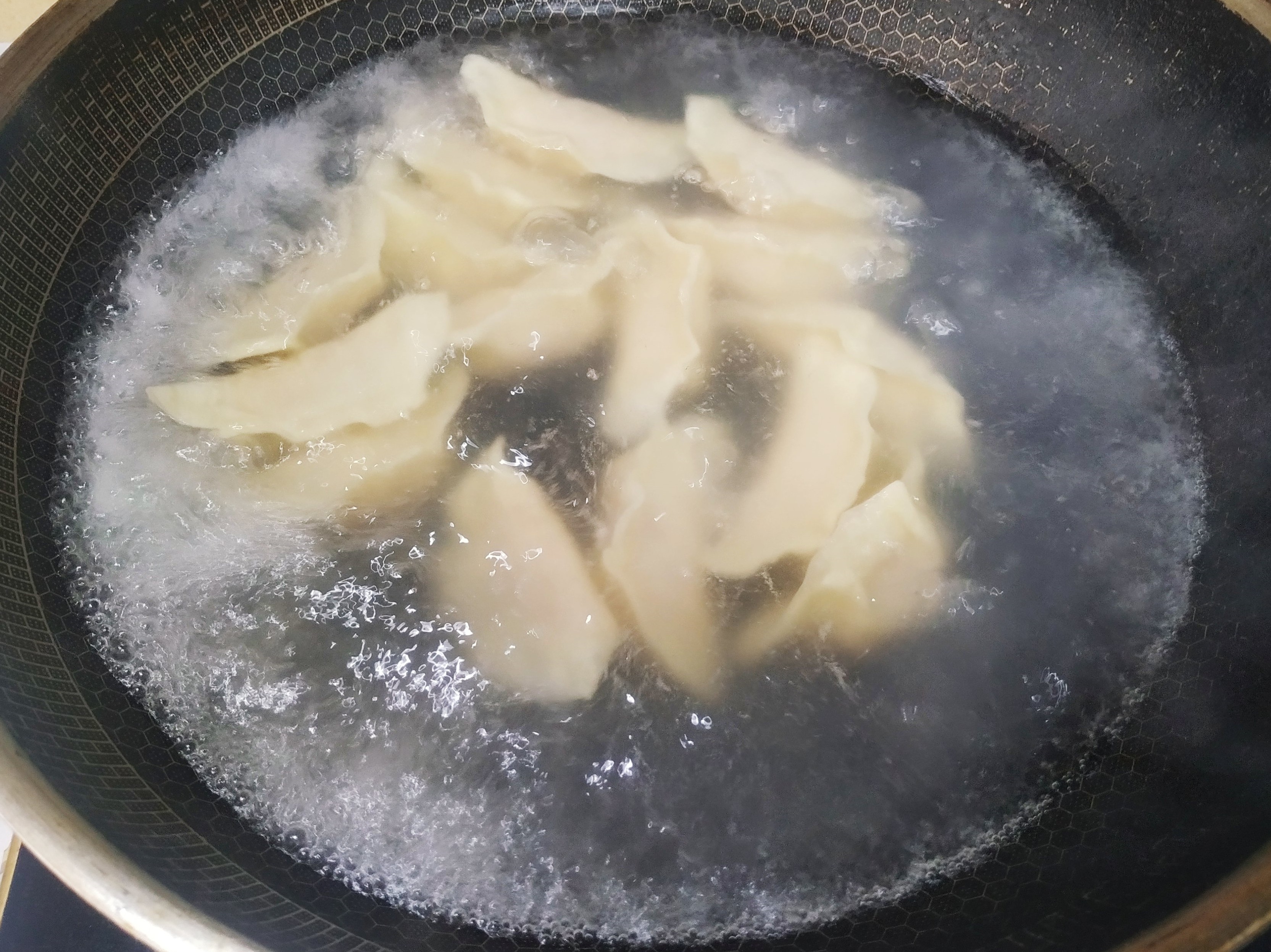 煮速冻饺子，点水3次就不对了！牢记2点，饺子劲道好吃不破皮