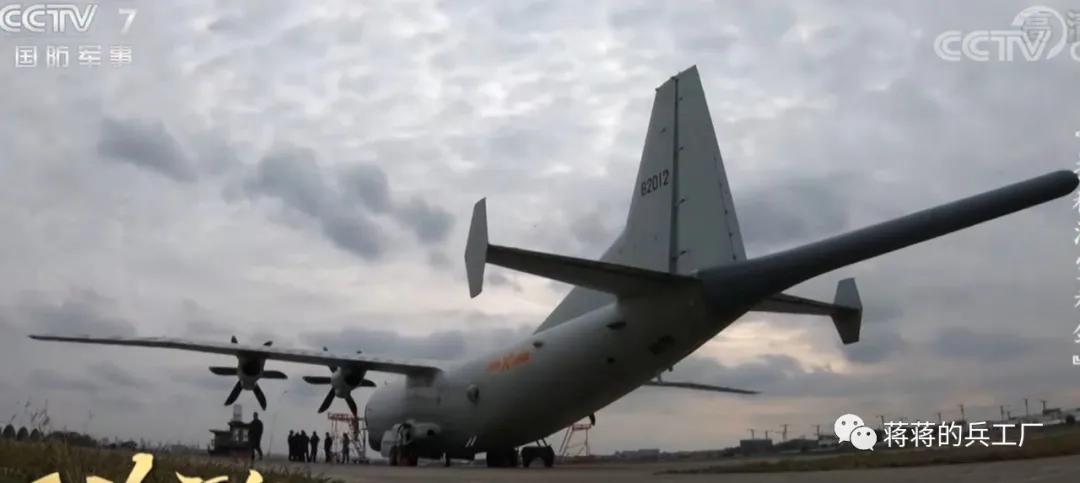 空潜200巡逻机空投航空自导深弹和声呐浮标抓潜艇，数量众多