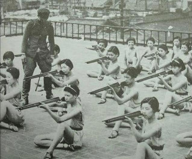 二战中日本女性的悲惨命运，战场上当炮灰，战