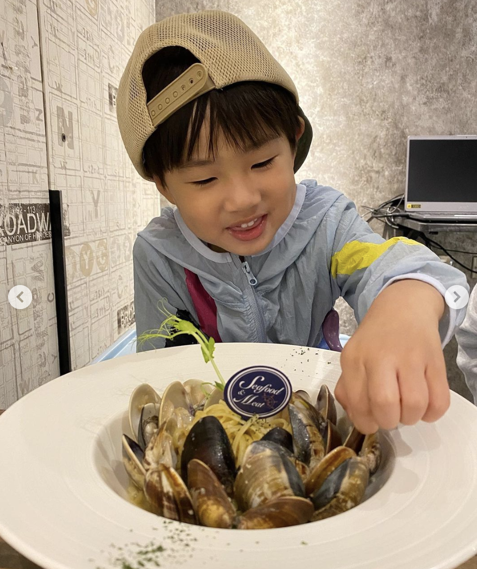 Ella曬全家福為兒子慶生，4歲勁寶外貌帥氣像爸爸，萌態十足