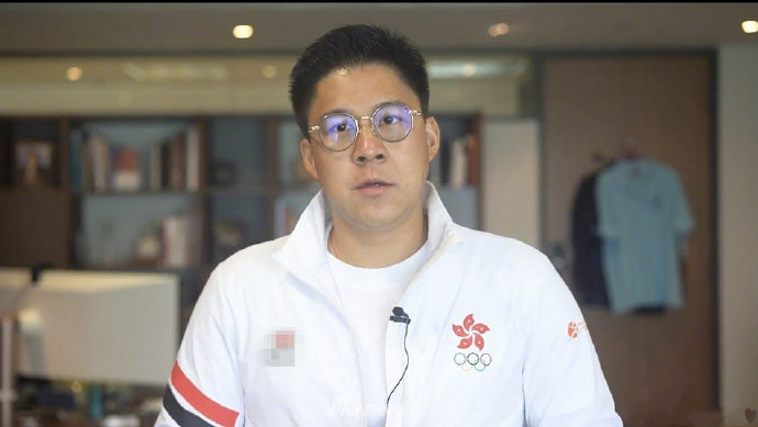 霍启刚当奶爸的一天完结，哄娃睡后深夜晒照：明天又是新的一天