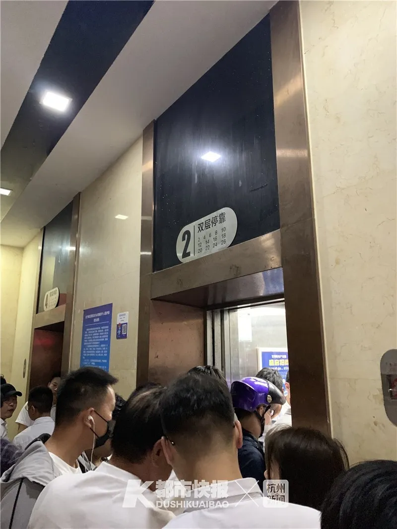 上下楼一趟要30分钟！杭州这座写字楼的电梯能急