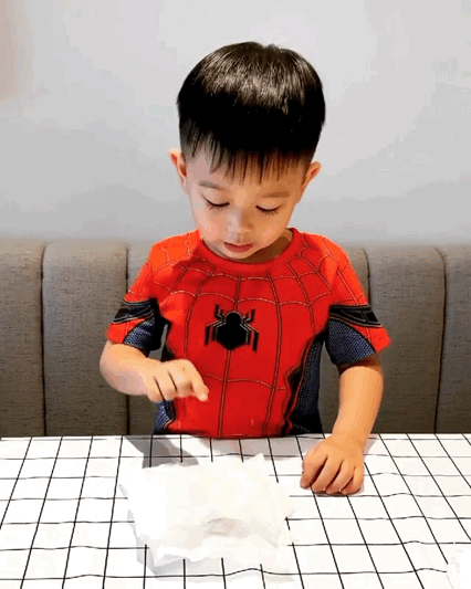 胡杏兒大兒子表演變魔術，奕霆台詞動作到位，頗有魔術師範兒